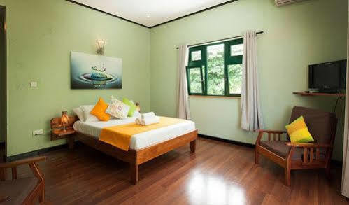 ラ・ディーグ島 ラ カズ サフラン Bed & Breakfast エクステリア 写真